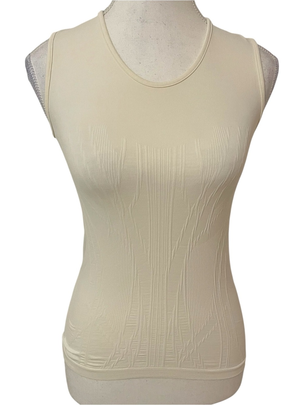 Sleek Seamless Small Tank Top in Cream Back Cutout Detail